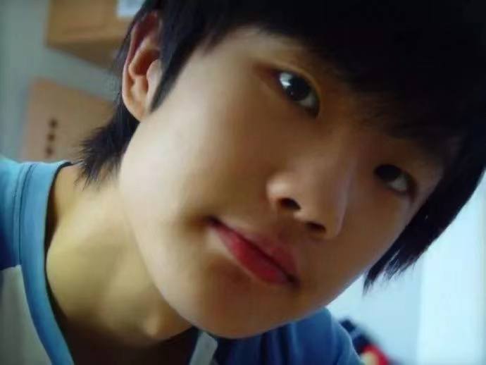 微博控 歌词(因"一根筋"损失上亿,被诬陷"睡粉"