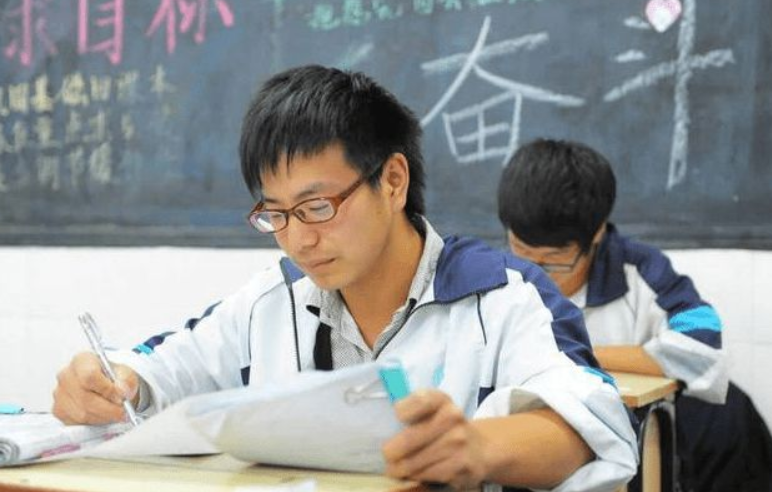 2021各地高考分数线出炉，文理科相差近百分，真是心疼文科生