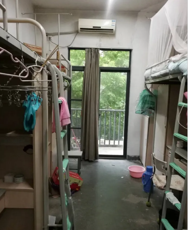 高校宿舍出现“差别对待”，交的住宿费都一样，条件为啥天差地别