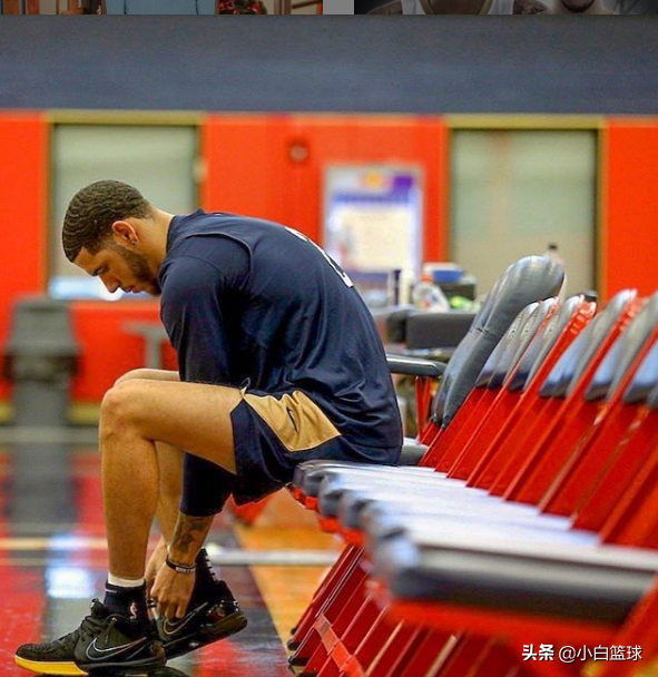 为什么nba球员打完冰敷(鲍尔晒双膝冰敷图片，开启高强度训练模式！离开湖人他却找到方向)