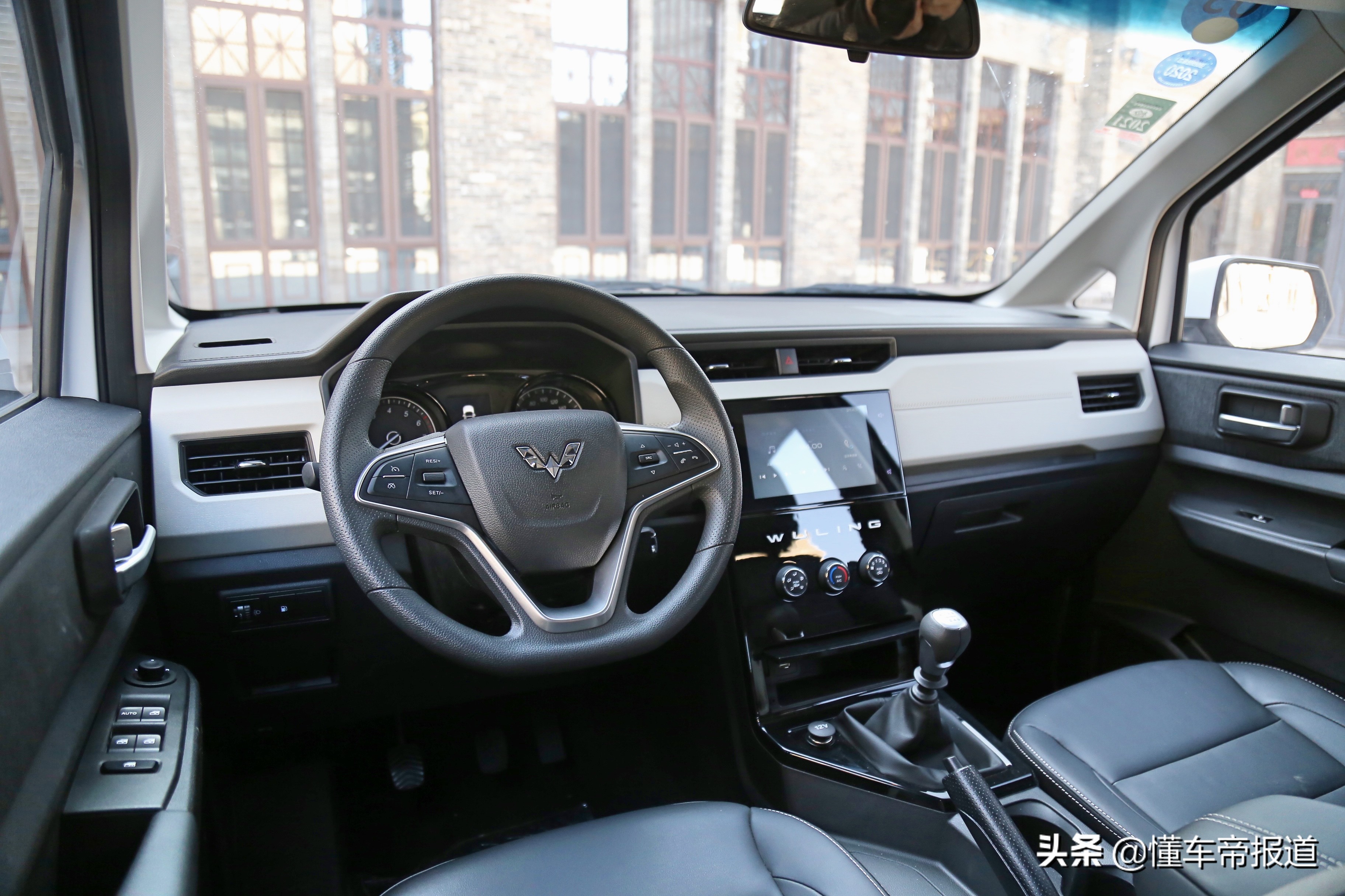 以后拉货全靠它，周末出行都装下！道路试驾五菱宏光PLUS