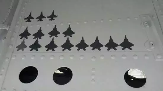 炸死牛,击落队友,撞断加油杆,外军飞行员怎么啥都往飞机上画?