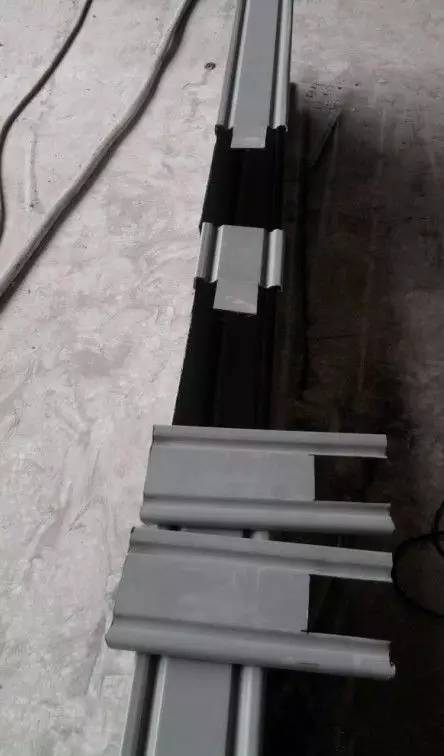 桥架不**要45°弯，如果空间允许，越小的角度越利于放电缆
