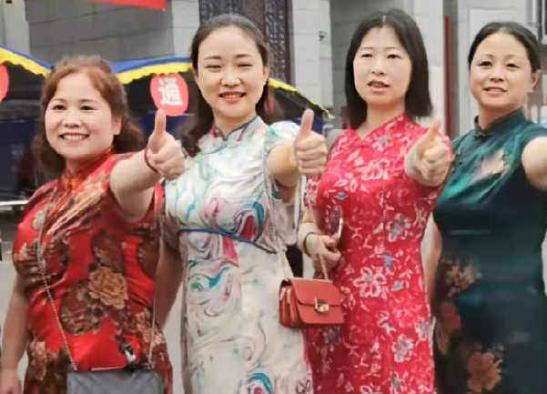 高考“穿旗袍”的爸爸们火了，却引来骂声一片，网友：丢人现眼