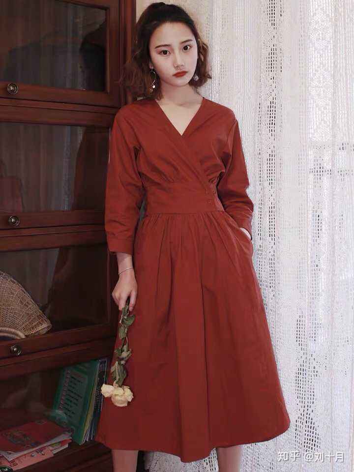 送女朋友耳环代表什么（送女朋友耳环好还是项链好）