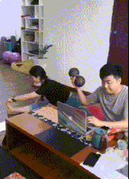 搞笑GIF:姑娘的手势做的很标准哦