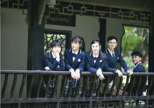“为什么国产剧里的校服，永远比现实的好看”