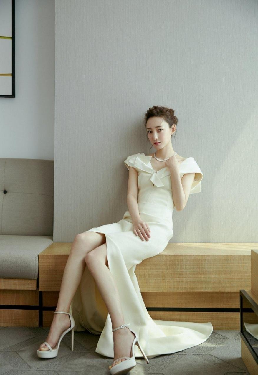 王丽坤的女人味真不是盖的,一袭深色长裙好迷人,却一点不显老