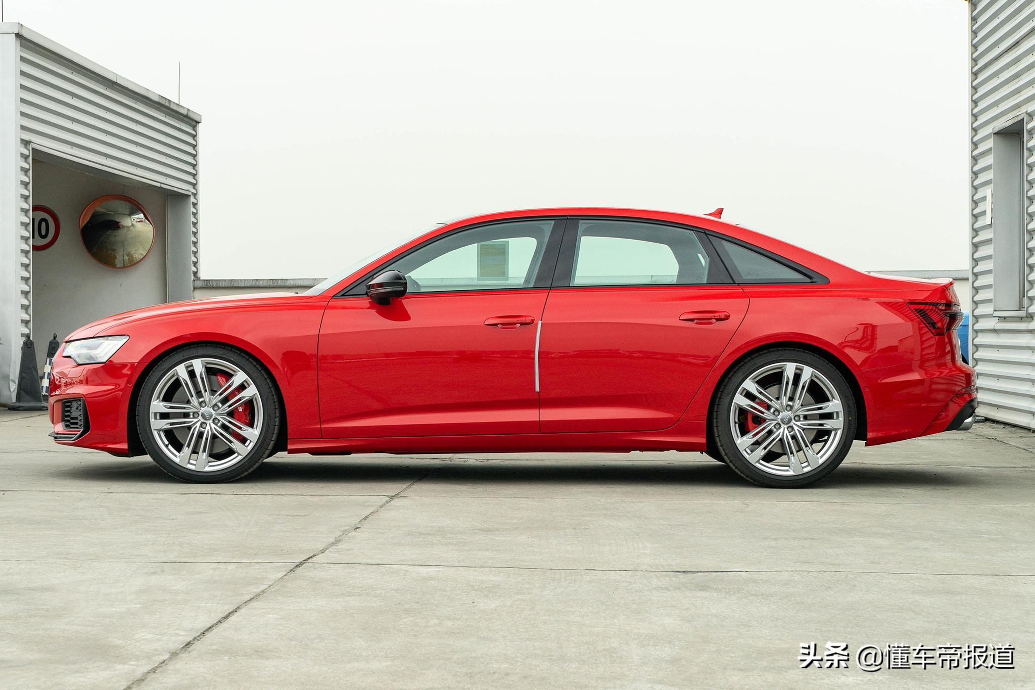 新车｜这辆“奥迪A6”售价超90万，4.5秒“破百”，值吗？