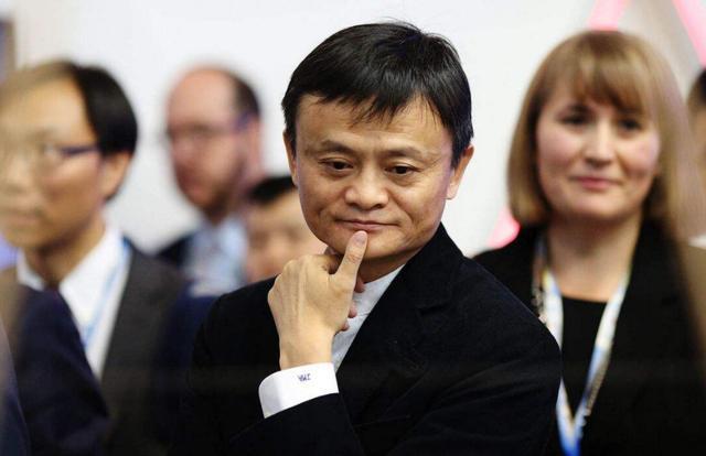 如果现在把10万存进余额宝，一年后能拿到多少利息？