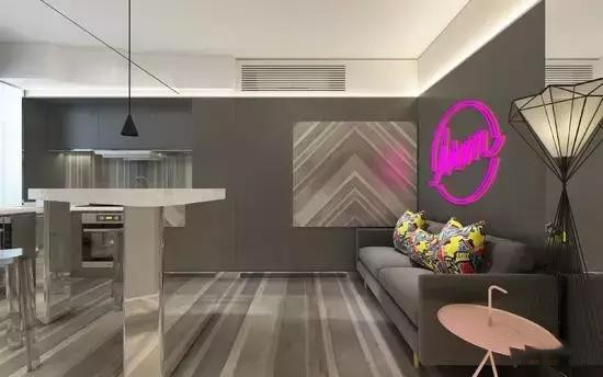 北漂母女住“三角”房，母女同住无隐私，厨房油烟飘全屋，47㎡逆袭