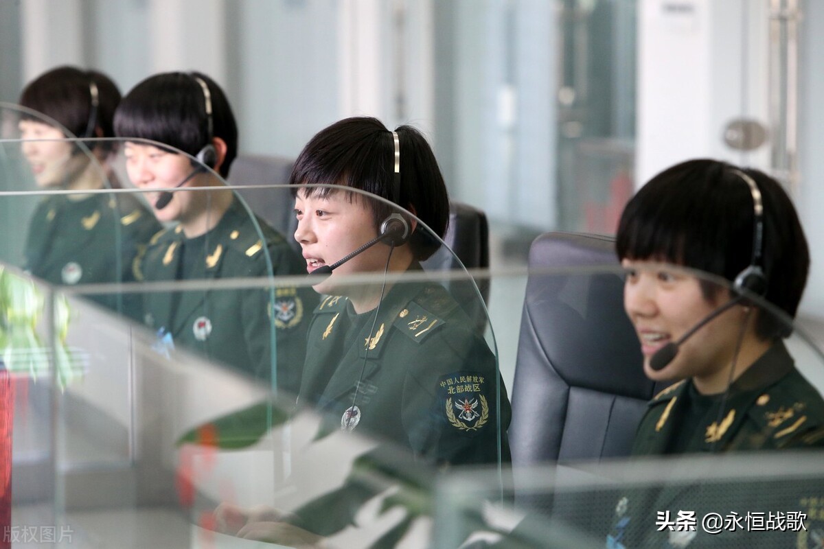 女大学生当兵，将来留队好还是退役复学好？建议从三个方面考虑