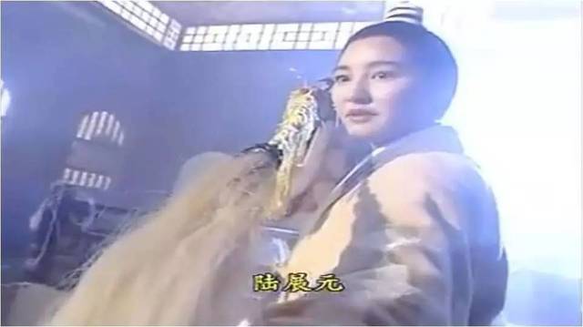 这届红毯热闹了！新仇旧爱齐聚，何穗杠上baby，邓伦难忘金晨？
