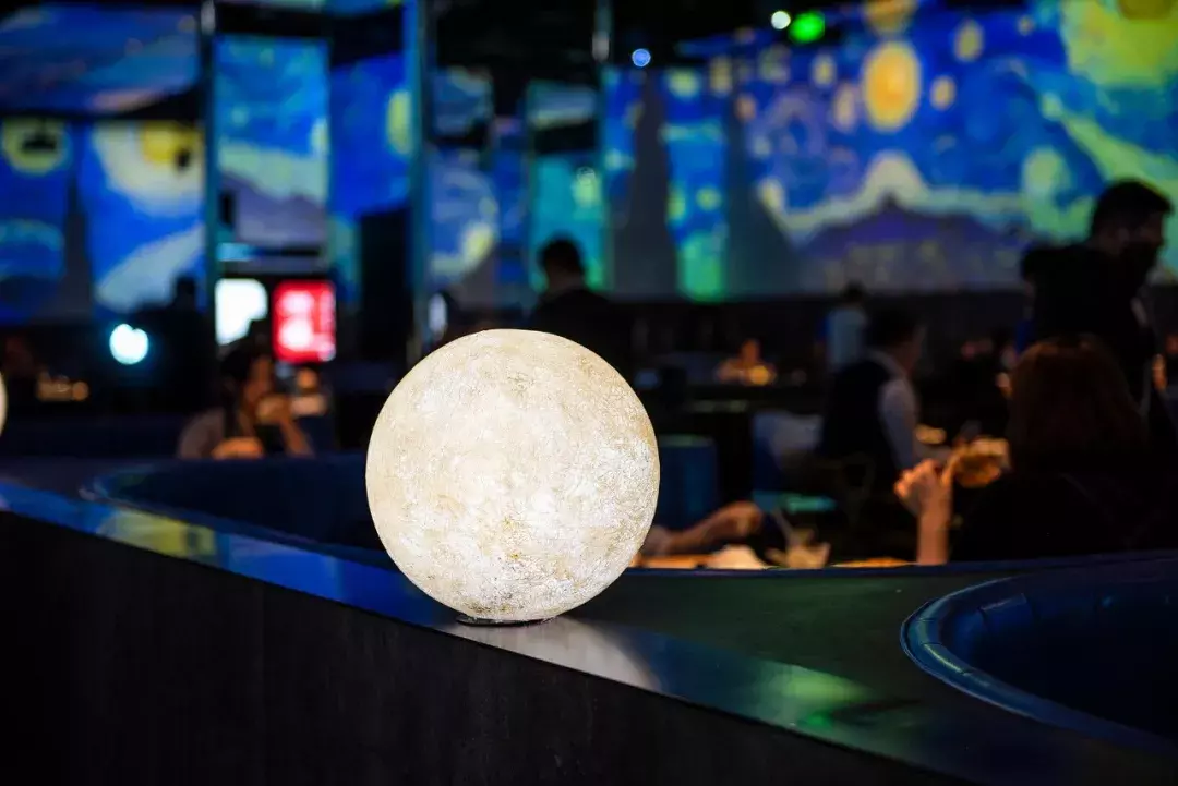 海底捞画风突变:满场撩妹机器人,配人造星空堪称年度最佳打卡地