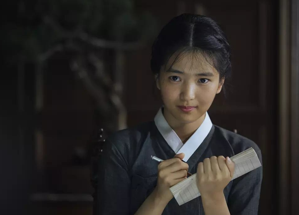 《小姐》:贵族小姐只有看到小女仆才会充满欲望,伯爵临死才知道