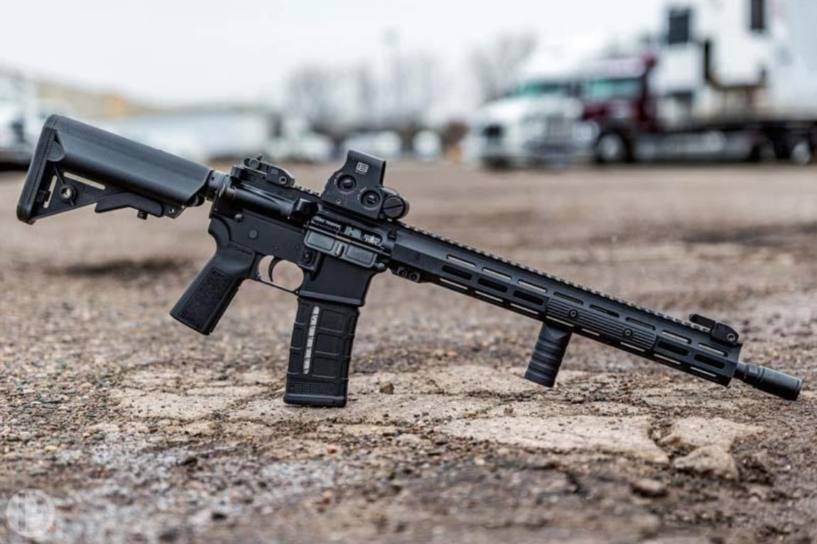 也算是美制ar-15步枪的同类,有着相同的原理,相同的基本结构,在外形