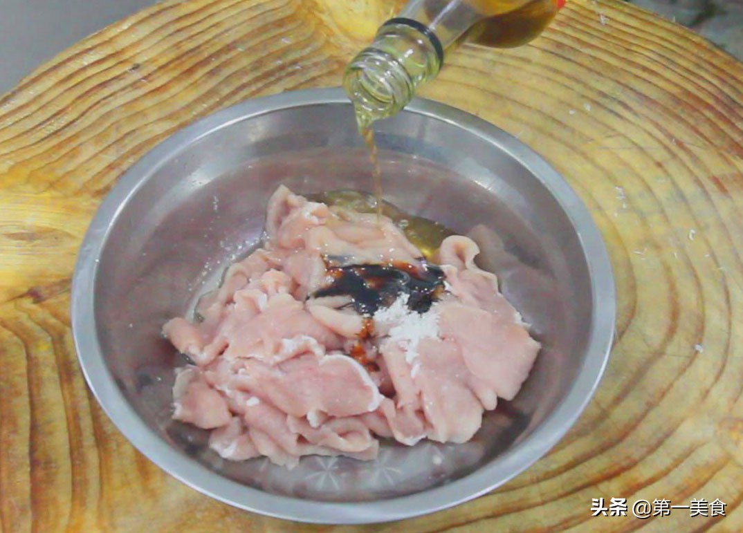蘑菇炒肉片，万万不可直接下锅炒，只多这一步，肉片嫩滑入味快