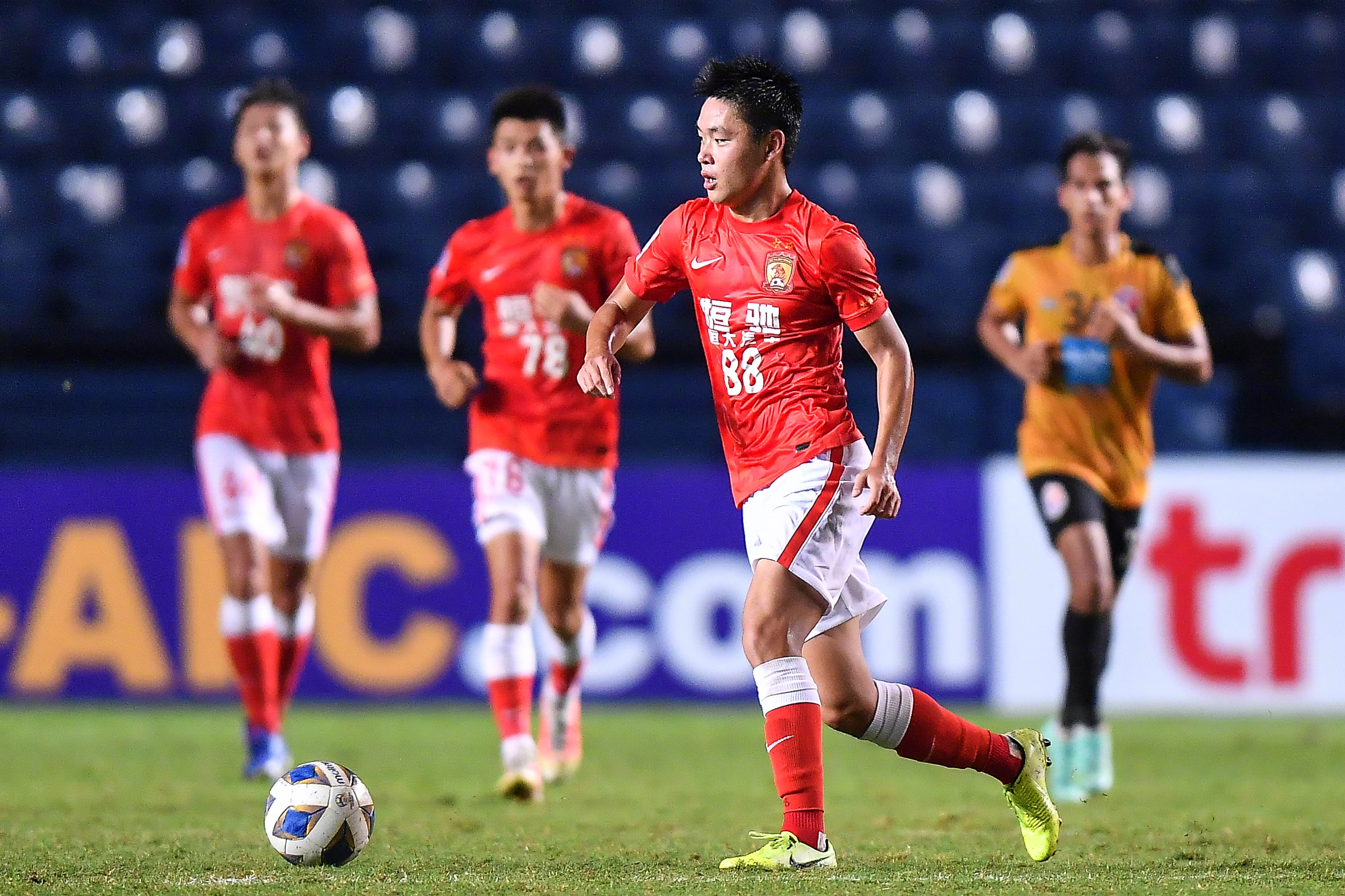 恒大亚冠香港解说(广州队亚冠出局解析:精英球员被多线征调,教练无米