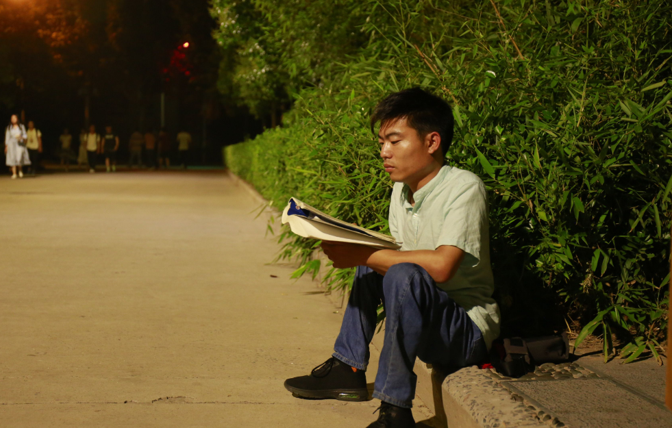 大学生逐渐沦为“底层”，曾经的辉煌已经不再，未来该何去何从