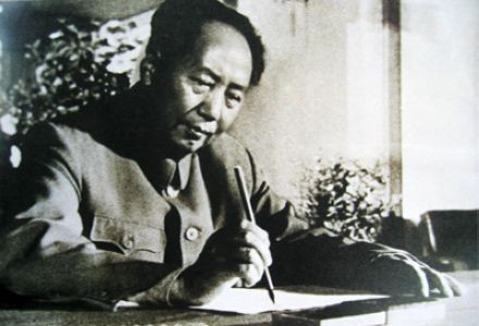 毛泽东痴迷游泳，1956年游长江诗兴大发，写下《水调歌头·游泳》