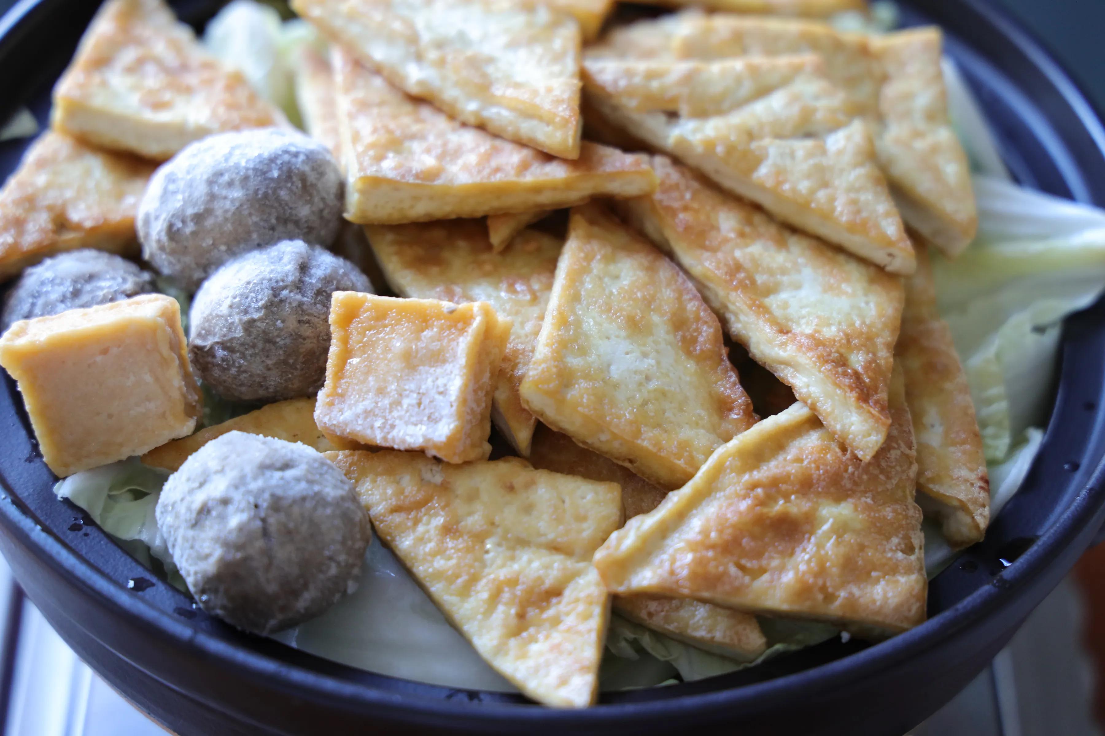 天气越来越冷，砂锅炖白菜豆腐不能少，汤鲜味美，吃完浑身暖