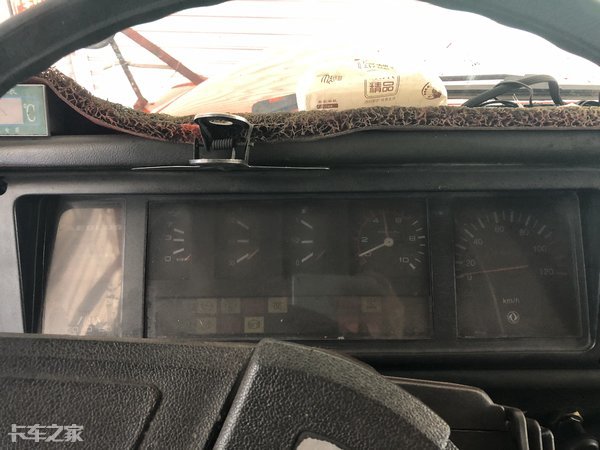 单片钢制踏板源自经典的东风eq140-2身上,不过此处位置经常遭受前脸甩