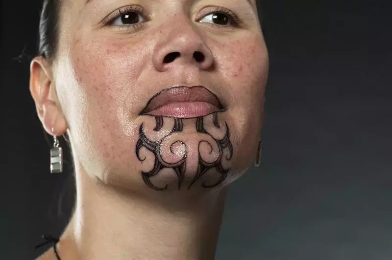 一位毛利女性的刺青毛利人传统的刺青方法是用鲨鱼牙齿,信天翁骨或