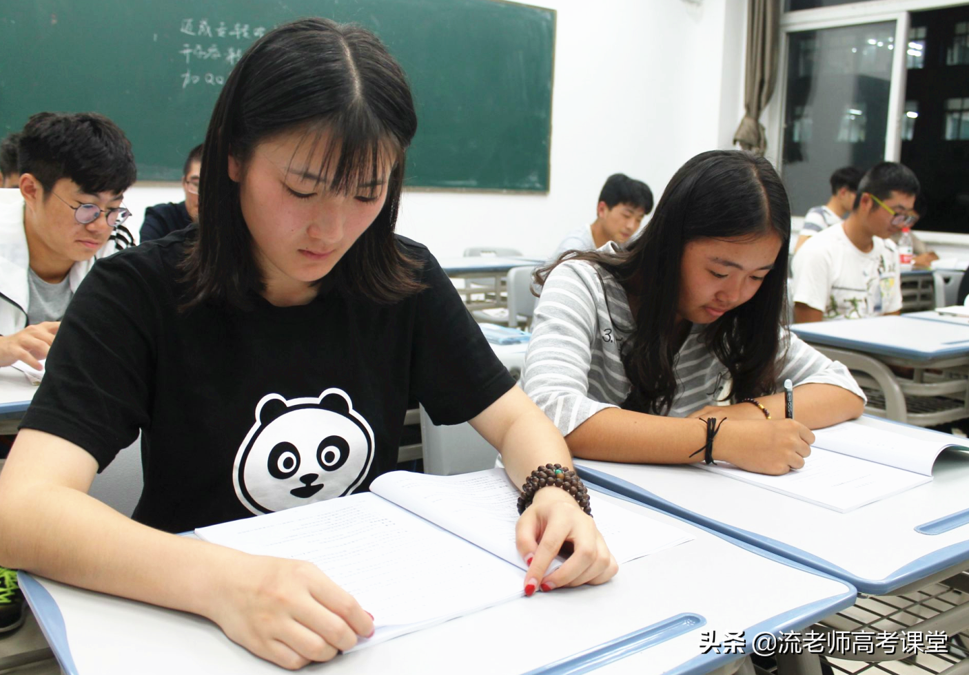 最真实大学女生寝室（女大学生在宿舍里打麻将）