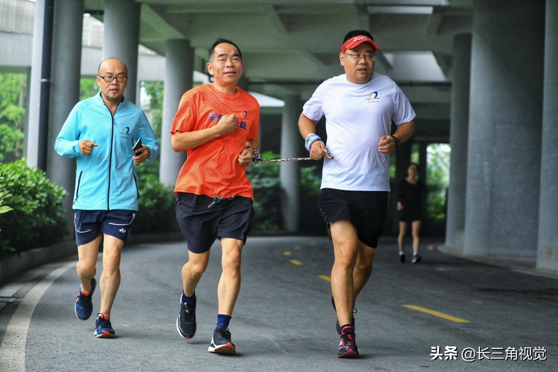 为爱奔跑！雨中，那一道七彩的虹……