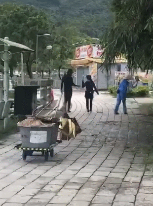 周润发晨跑被偶遇，身材超瘦两鬓斑白戴帽子遮，摘口罩与粉丝合照