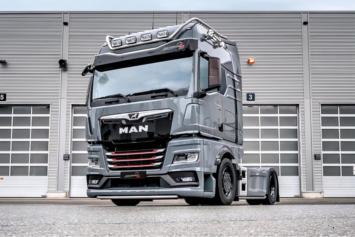 最大640马力,德国曼tgx底盘打造,lion s重卡来了