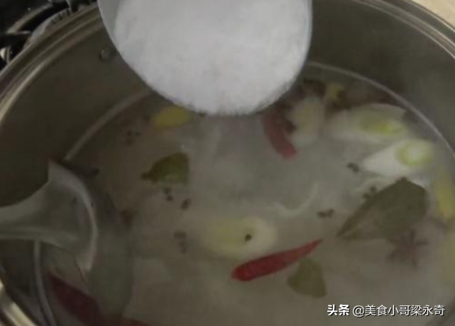 奶奶用了40多年的腌咸鸡蛋配方，操作简单，鸡蛋个个都起沙流油