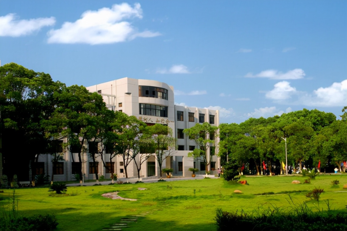 西安迎来“新突破”，汽车学院升级成大学，网友：有蓝翔名气大么