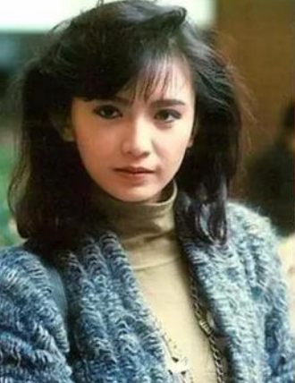 她是梁朝伟前女友，被闺蜜刘嘉玲夺爱，嫁豪门被气走，今54岁仍单身