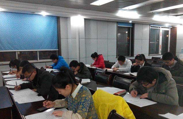 公务员考试培训班暗藏猫腻，有些教师明知道结果，却什么也不说