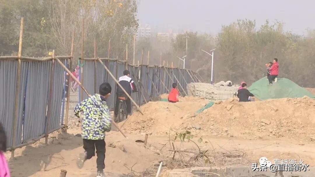 学校门前路难走 家长有意见