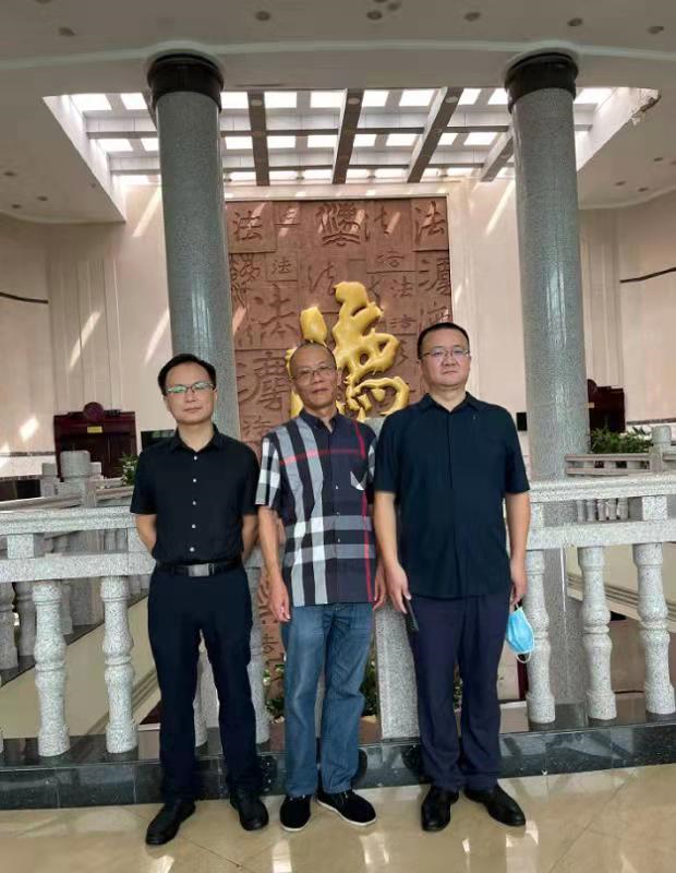 高速路150米内三个限速牌，前两个限速100第三个80，律师超速被罚，起诉交警大队限速标识混乱误导人