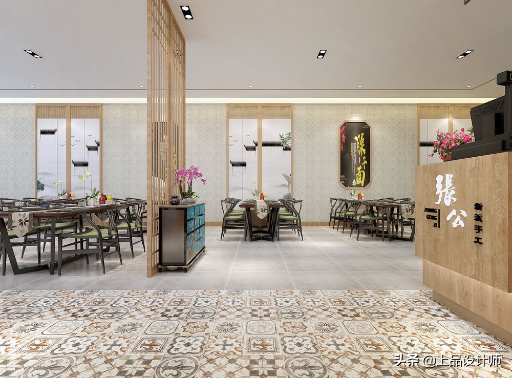 他租了240㎡的旧房子，装修成新中式风格的面馆，别有一番趣味