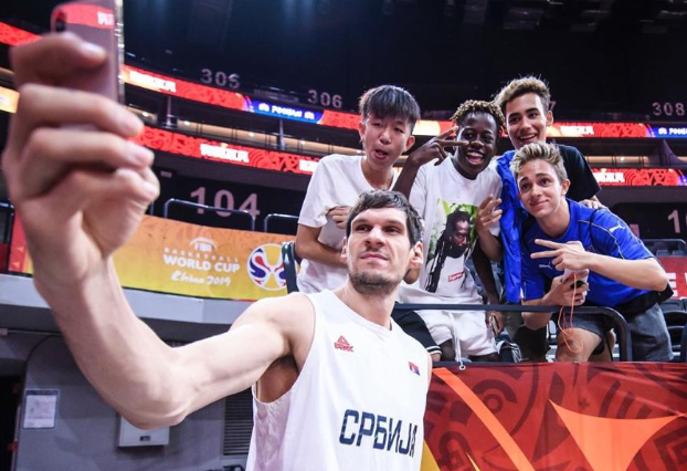 玩nba为什么按键不好使(NBA巨人怎么玩手机？詹姆斯2根手指“捏”手机，这是3.5寸小屏吧)