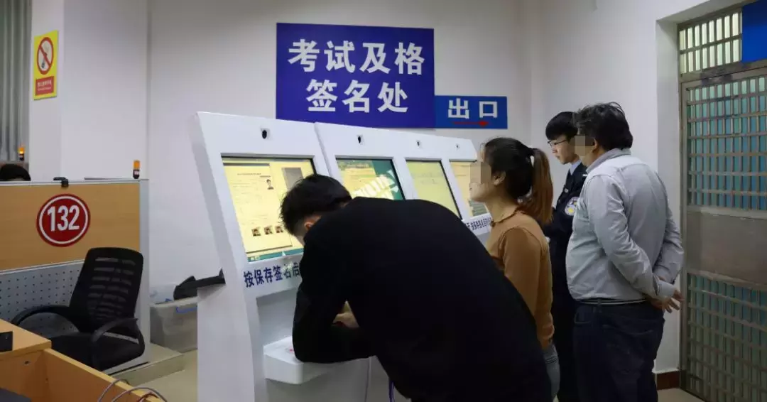 50岁重庆男子考科目一成考霸，10分钟交出满分答卷，竟是暗藏玄机！