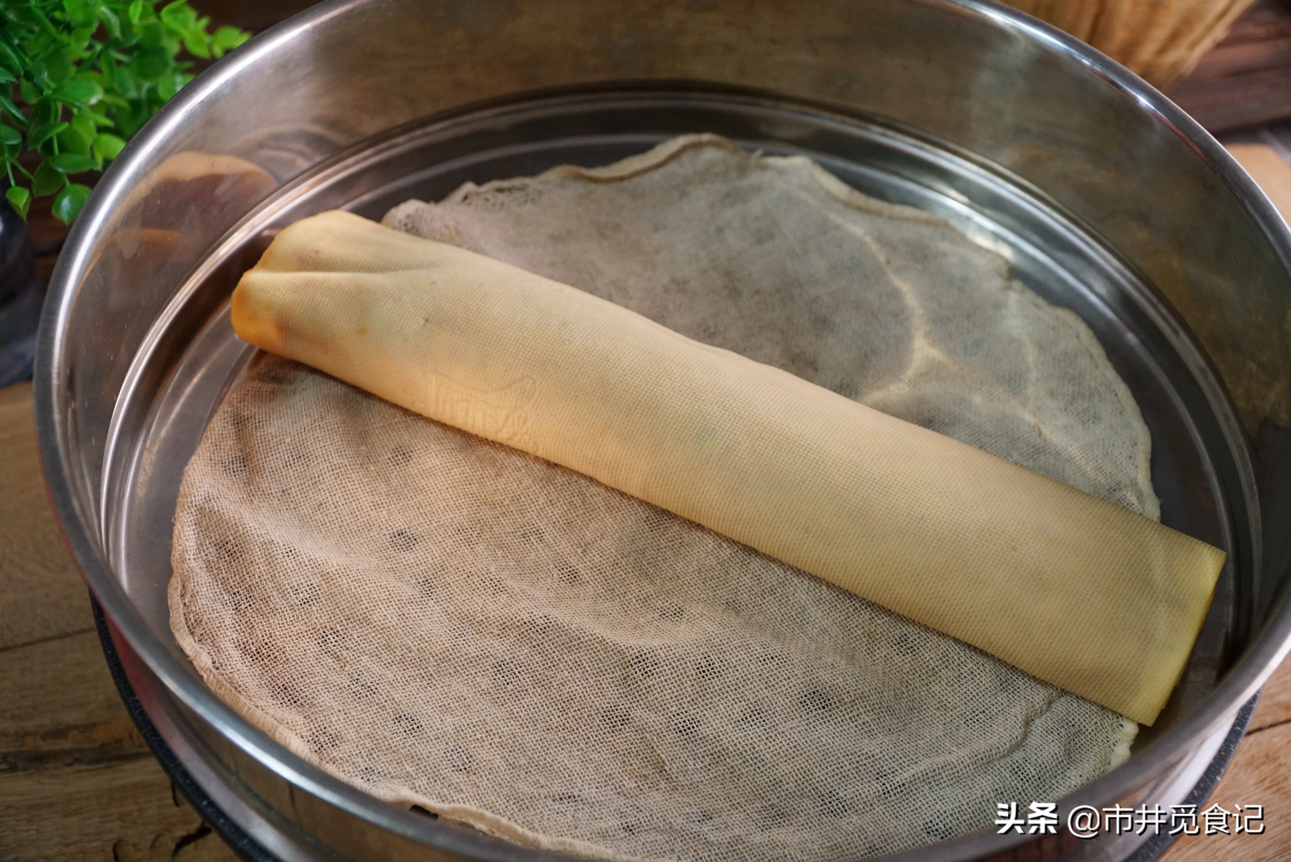 半碗肉馅，一张豆皮，简单3步自制香肠，鲜香可口，孩子特别爱吃