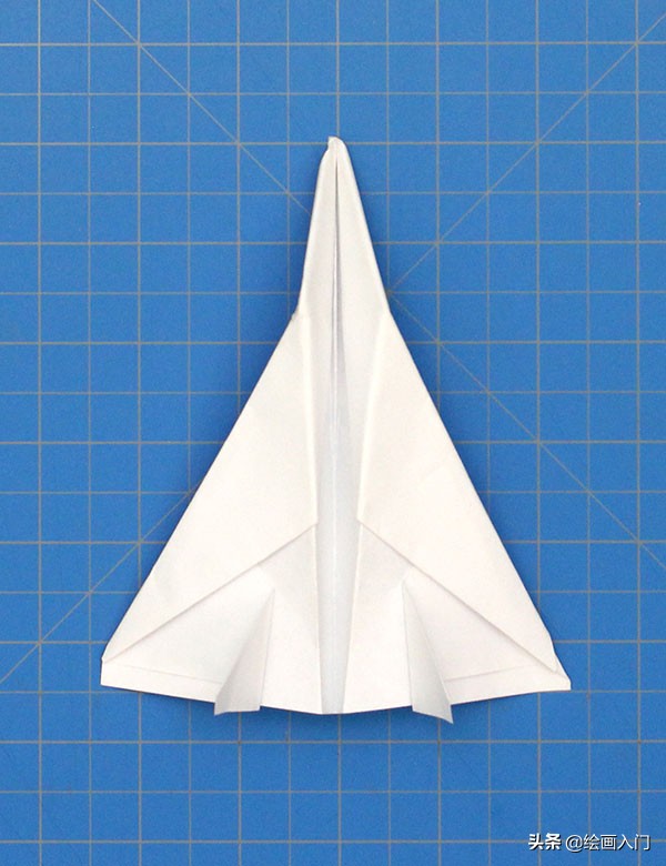 正方形纸折飞机飞28米图片