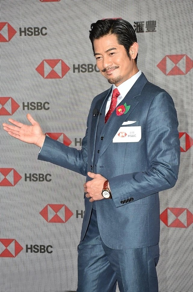 56岁郭富城"不服老",西装造型时髦帅气,和34岁的妻子很般配