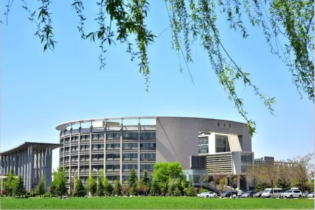 坐拥亚洲最大的连体教学楼，网红美食吃不完，西安这高校火了！