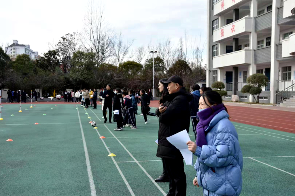 许昌哪里可以学足球比赛(团结协作，趣味绕杆 许昌市二中教育集团举办九年级足球绕杆比赛)