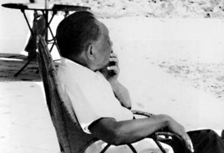 1990年，86岁邓小平来到发妻墓前，对邓楠说：她比这照片上更漂亮