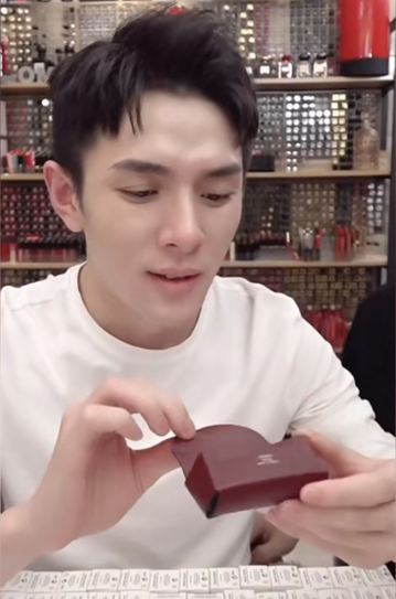 500多一只的爱马仕口红，有人买账吗？