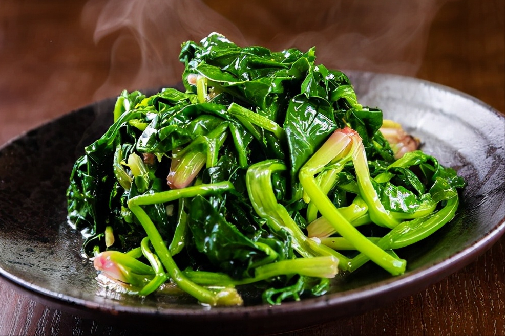 炒菠菜，直接下锅可不行，省了关键1步，难怪不翠绿，还有涩味