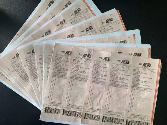 这位彩票店店员要火！一大群人跟着他买，结果全中