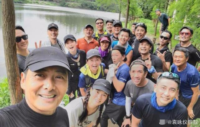 周润发晨跑被偶遇，身材超瘦两鬓斑白戴帽子遮，摘口罩与粉丝合照